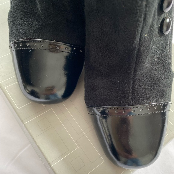 Women’s Suede Heels With Side Buttons Detail Size 7 1/2 - Picture 3 of 8